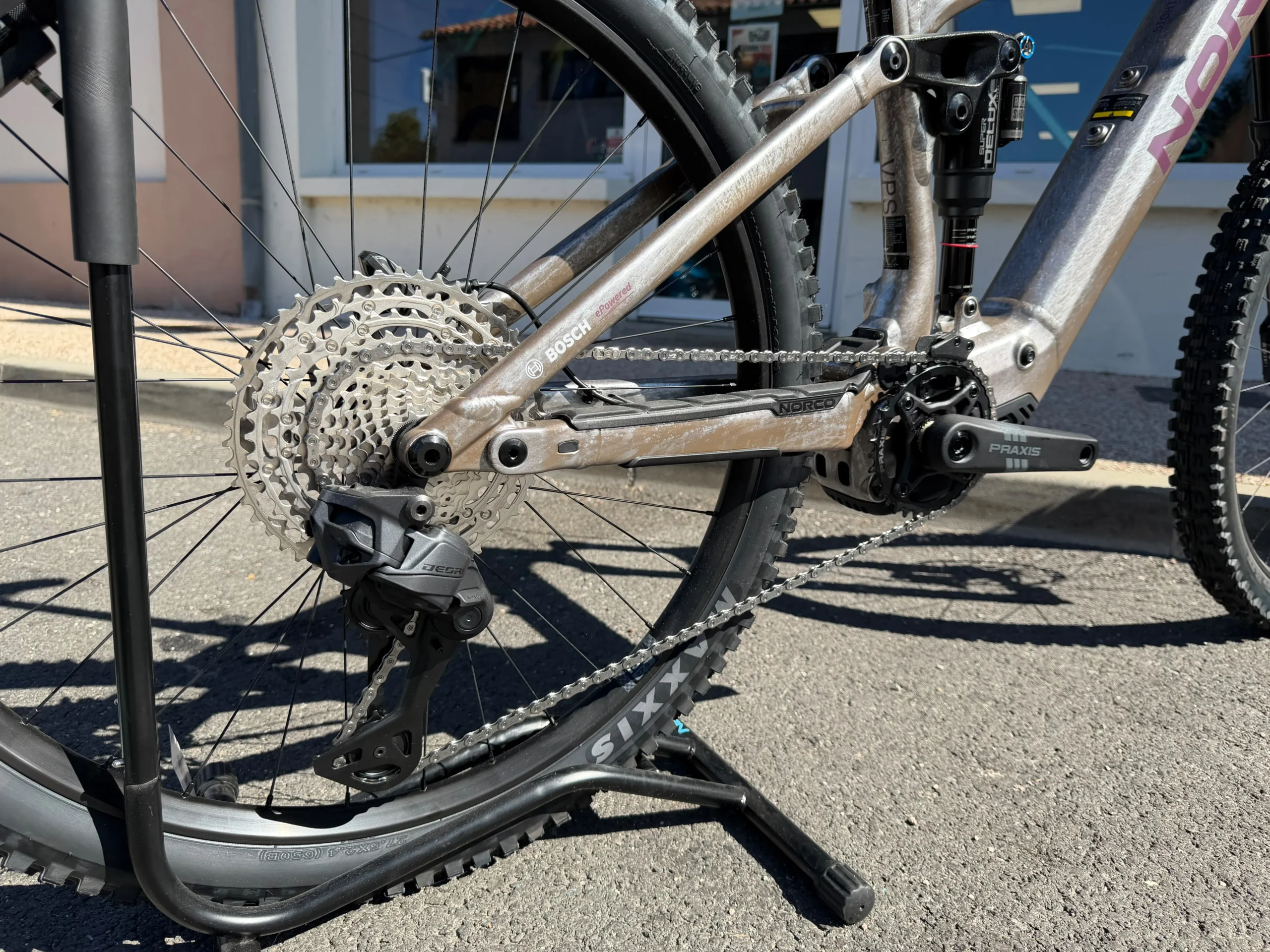 Norco Sight VLT A1 2026, vue arrière sur l’amortisseur et la roue de 27,5".