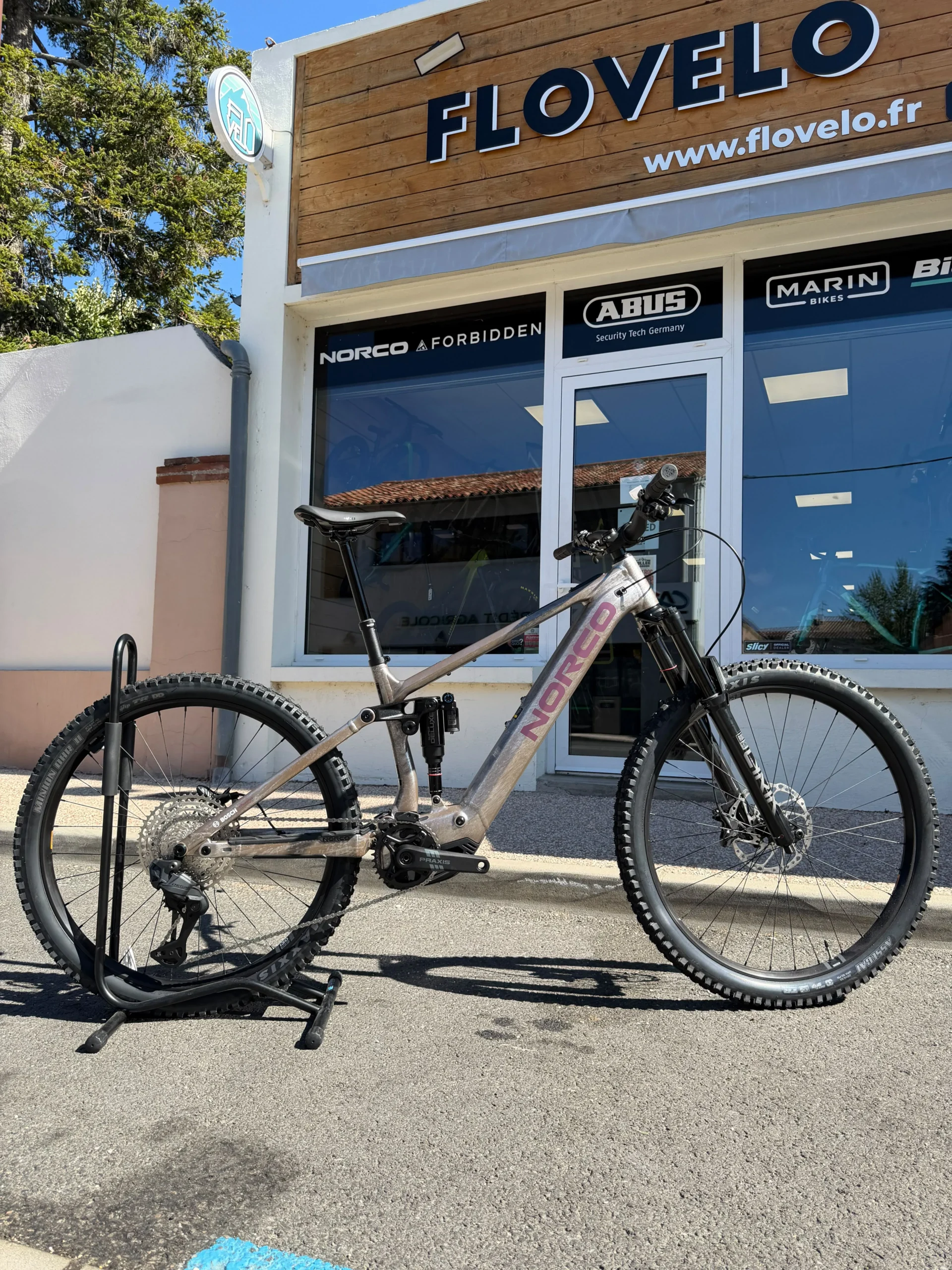 Norco Sight VLT A1 2026 argent et violet, vue de profil.