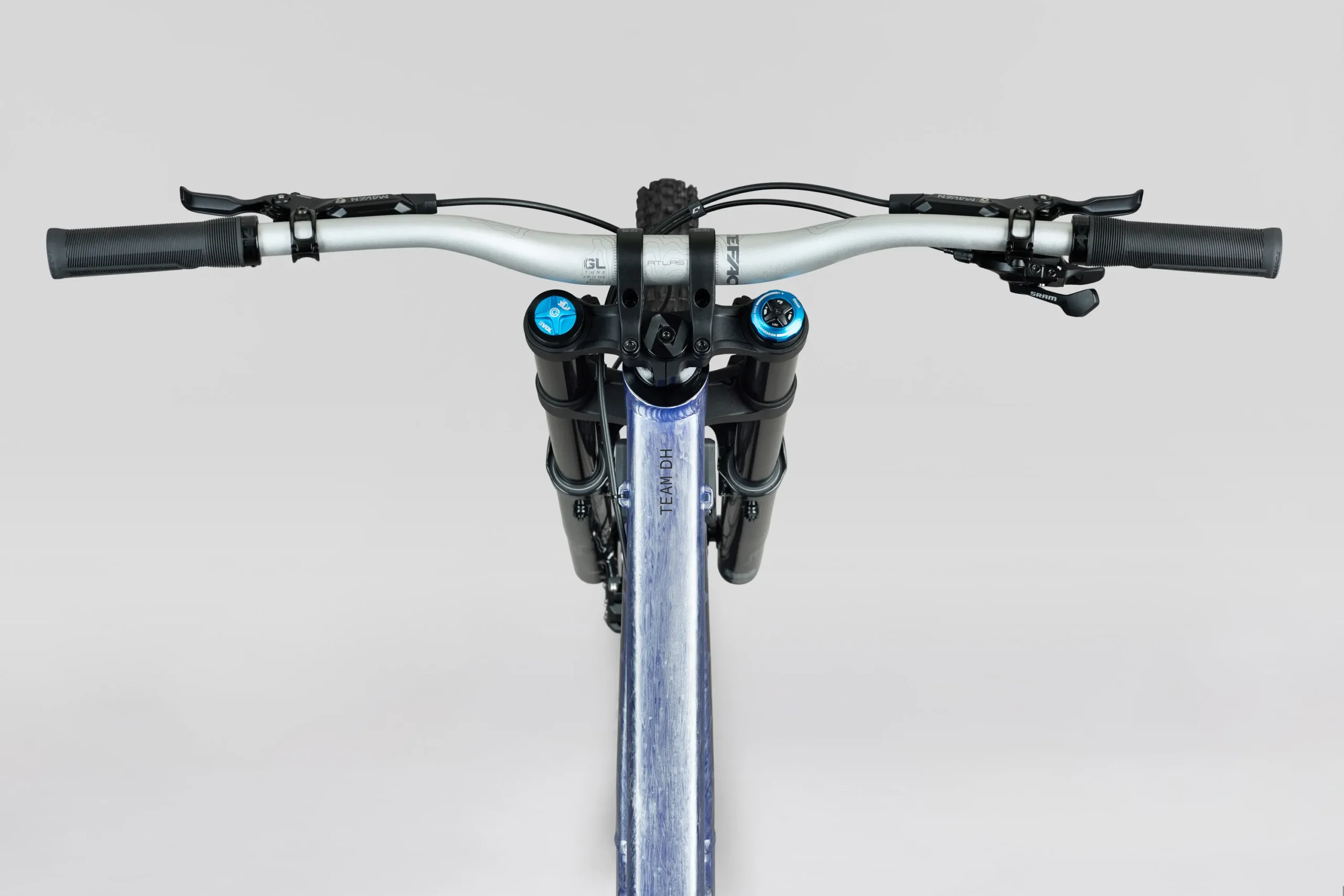 Norco Team DH 2 FOX 2027, cockpit RaceFace Atlas et transmission SRAM GX DH.