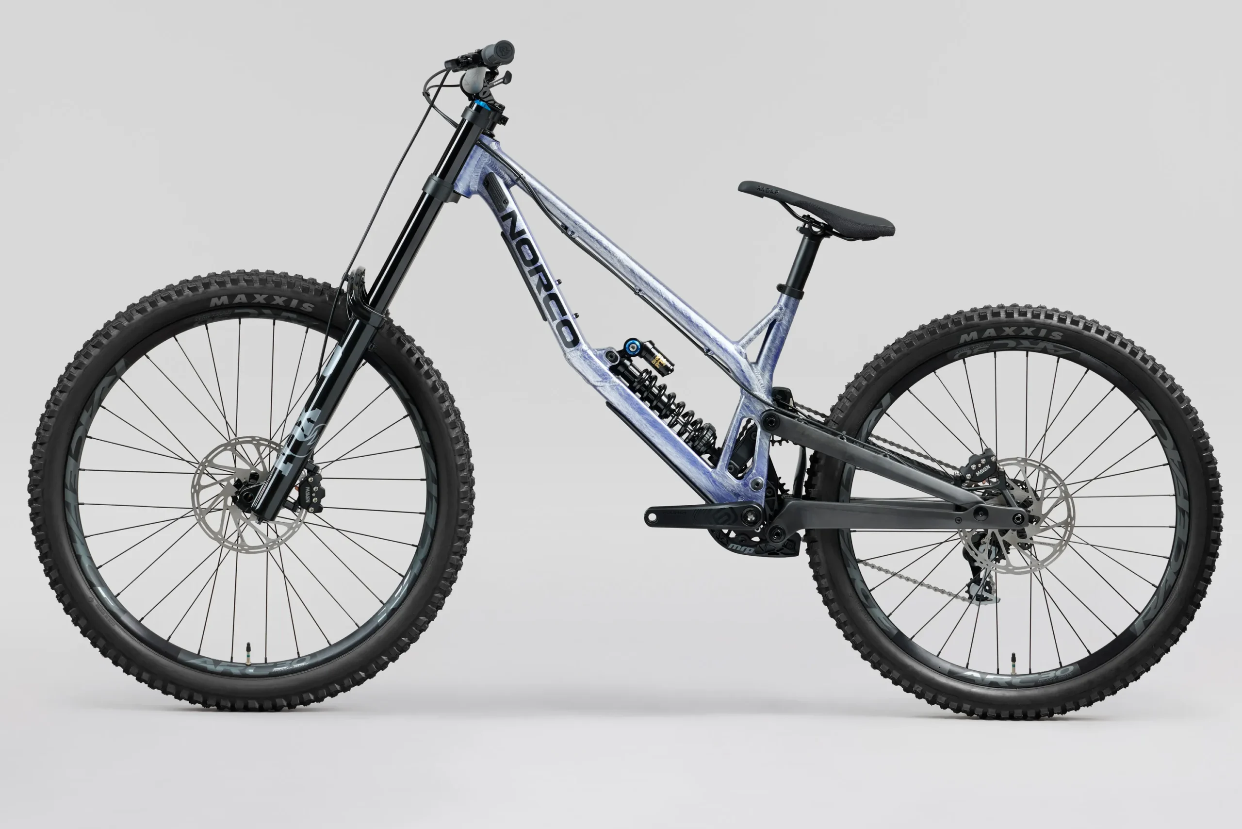 Norco Team DH 2 FOX 2027, roues RaceFace et pneus Maxxis Assegai.