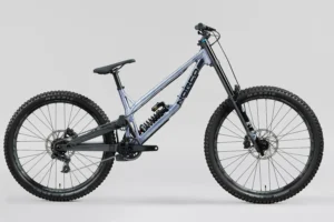 Norco Team DH 2 FOX 2027, vue de profil du vélo de descente argent satiné et bleu.