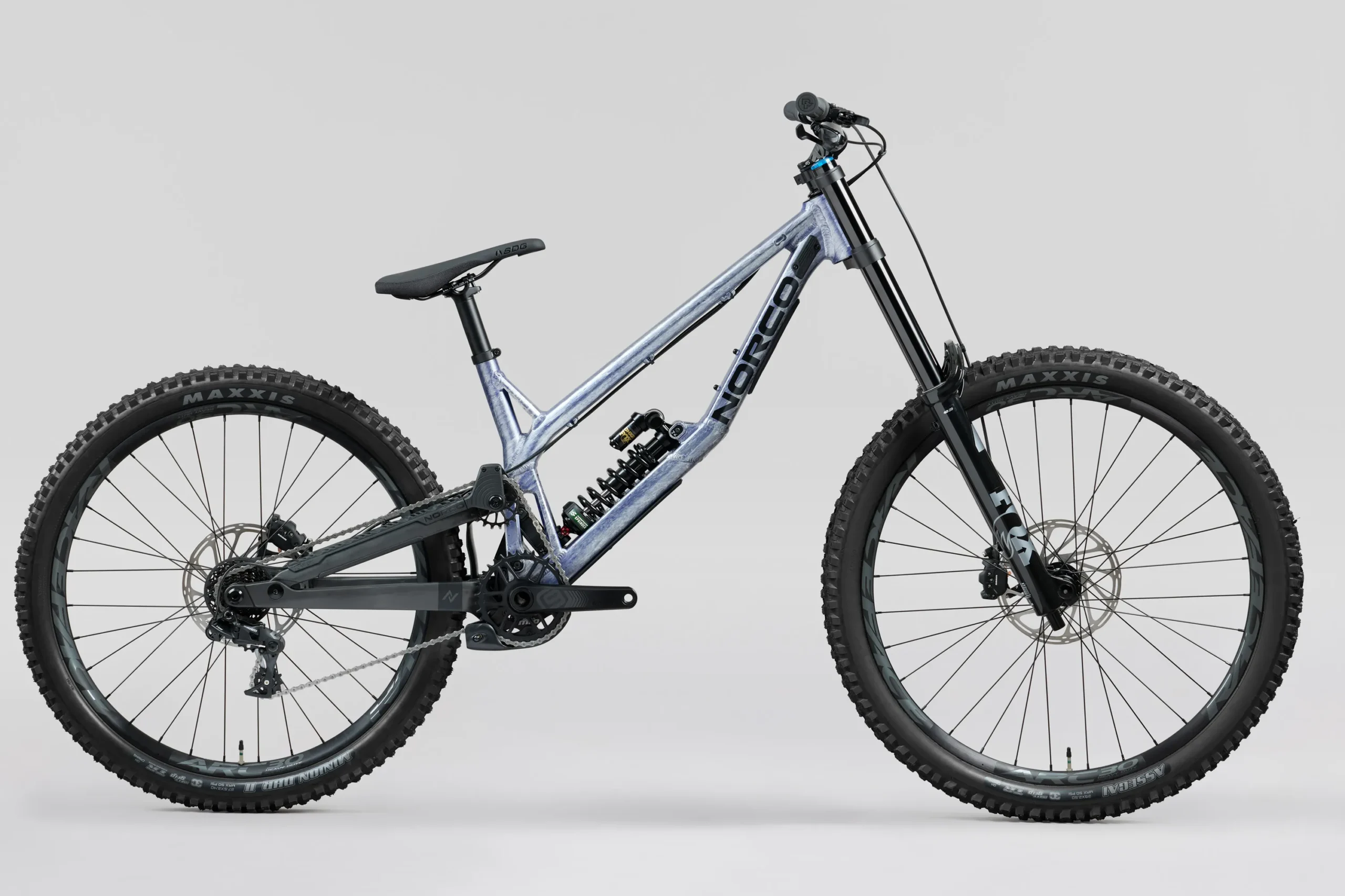 Norco Team DH 2 FOX 2027, vue de profil du vélo de descente argent satiné et bleu.