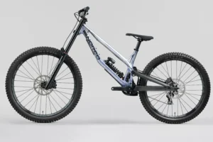 Norco Team DH 2 RockShox 2027, vue de profil du vélo de descente argent satiné et bleu.